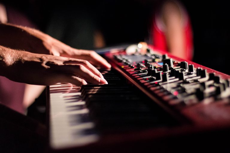 Playing the piano keyboard